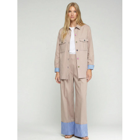 PANTALÓN BEIGE VUELTA RAYAS AZULES